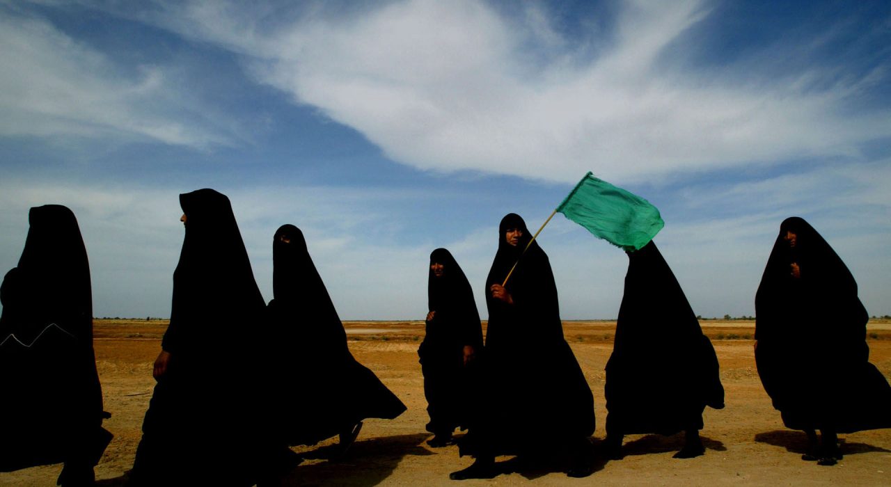 Iraq, 2003 ©Yannis Behrakis/Reuters
Iraqi Shiite women make their way to the southern-central city of Najaf April 18, 2003, as part of the Arbaiin pilgrimage, one of the holiest events on the Shiite calendar.